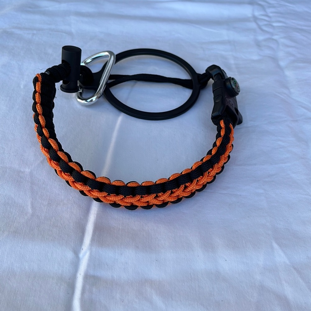 NWOT Gearproz HydroCord Handle. Paracord handle with safety ring and carabiner.